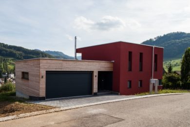 rotes Holzhaus mit Garage - Holzbau - Holzhaus - Holzsystembau - PM Mangold