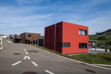 rotes Holzhaus mit Strasse - Holzbau - Holzhaus - Holzsystembau - PM Mangold
