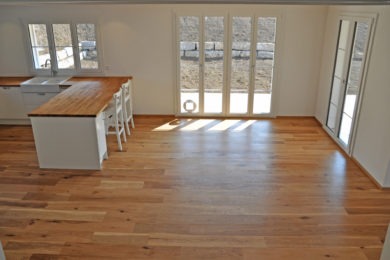 Holzinnenraum mit Tisch - Holzbau - Holzhaus - Holzsystembau - PM Mangold