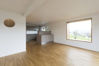heller Holzinnernraum mit Fenster - Holzbau - Holzhaus - Holzsystembau - PM Mangold