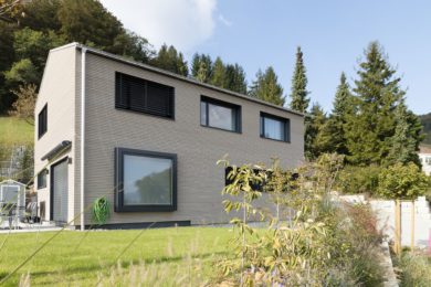 helles Holzhaus mit Fenstern - Holzbau - Holzhaus - Holzsystembau - PM Mangold