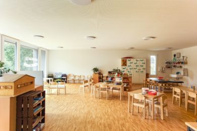 Kindergarten_Itingen_Aufstockung_Holzbau_Holzschalung_Schulhaus_Modulbau_Umbau_Flachdach_005