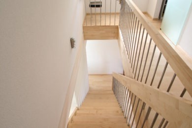 enge Treppe aus Holz - Holzbau - Holzhaus - Holzsystembau - PM Mangold
