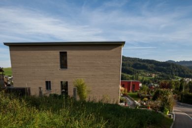 Beiges Holzhaus mit Pflanzen - Holzbau - Holzhaus - Holzsystembau - PM Mangold