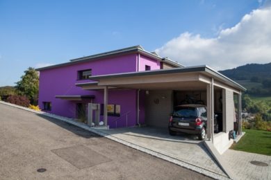 violetter Holzblock mit Garage - Holzbau - Holzhaus - Holzsystembau - PM Mangold