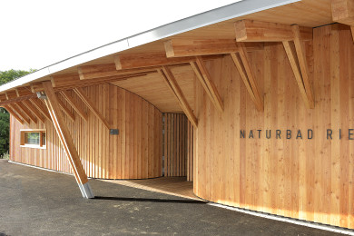 Naturbad Riehen mit Holzansicht - Holzbau - Holzhaus - Holzsystembau - PM Mangold