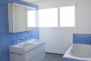 Blaues Bad mit Holzdecke - Holzbau - Holzhaus - Holzsystembau - PM Mangold