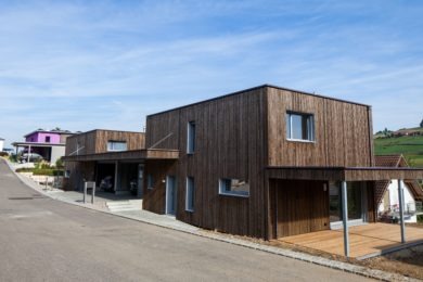 Häuserreihe aus Naturholz - Holzbau - Holzhaus - Holzsystembau - PM Mangold