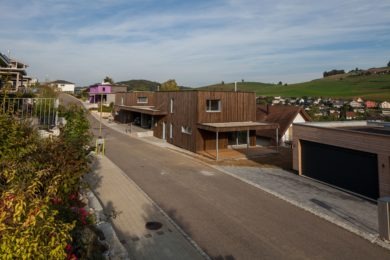 Häuserreihe mit Strasse - Holzbau - Holzhaus - Holzsystembau - PM Mangold