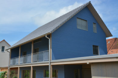 Blaues Holzhaus mit Schrägdach - Holzbau - Holzhaus - Holzsystembau - PM Mangold
