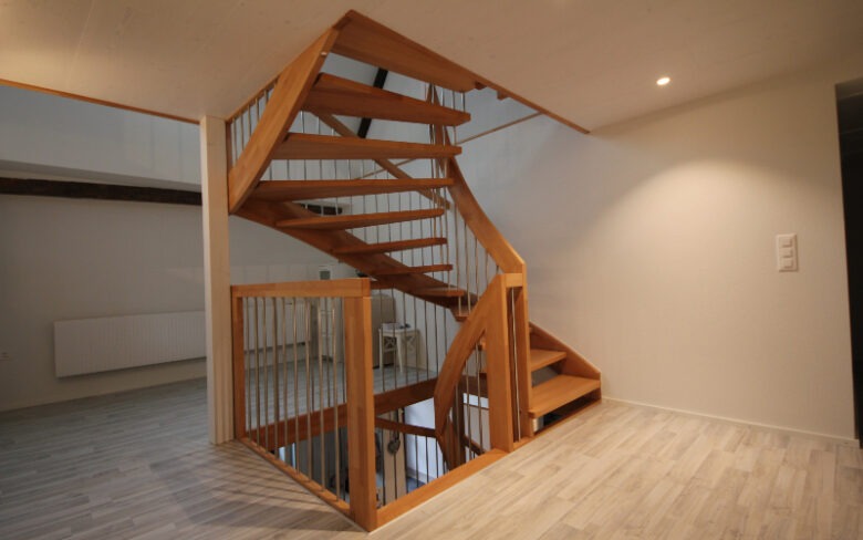 Viele verschiedene Treppen aus Holz 