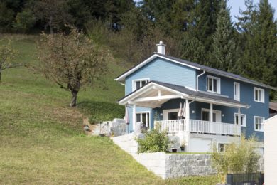 blaues Holzhaus mit Vorbau - Holzbau - Holzhaus - Holzsystembau - PM Mangold