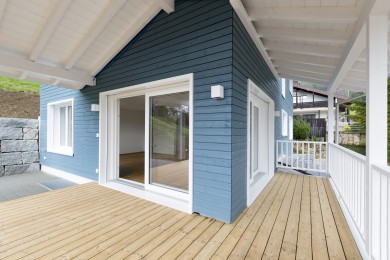 blauer Holzbau mit Boden - Holzbau - Holzhaus - Holzsystembau - PM Mangold