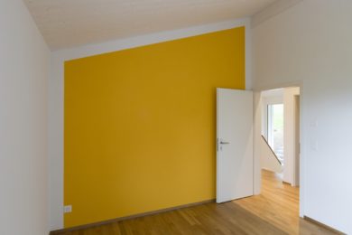 gelbe Holzwand - Holzbau - Holzhaus - Holzsystembau - PM Mangold