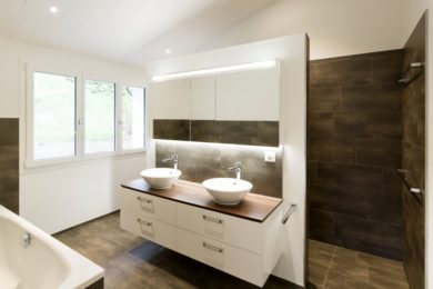 Badezimmer mit Holzboden - Holzbau - Holzhaus - Holzsystembau - PM Mangold